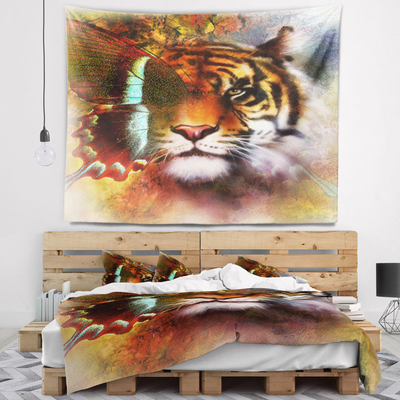 Tapisserie animal avec ailes de papillon, H 32 po x l 39 po
