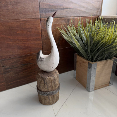 Figurine de cygne en bois blanc vieilli, de style marin côtier, posée sur un pieu de quai, hauteur 27,3 cm (10,75 pouces).