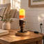 Lampe de table en résine ambre et rouge avec base en bois