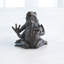Sculpture de grenouille qui serre dans ses bras - Bronze