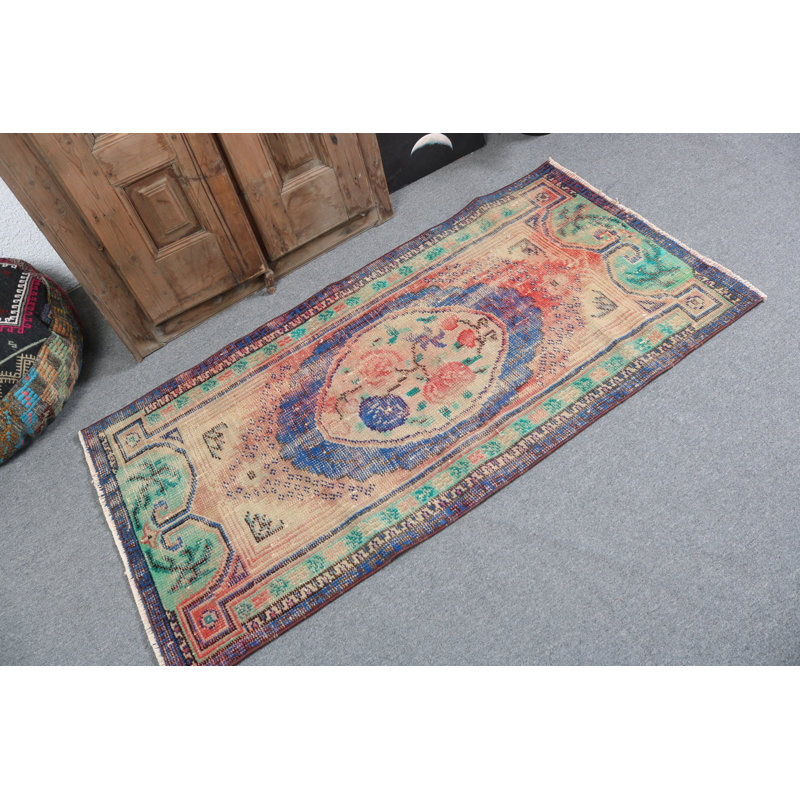 Tapis turc vintage fait à la main avec un motif floral vibrant parfait pour rehausser tout espace de vie