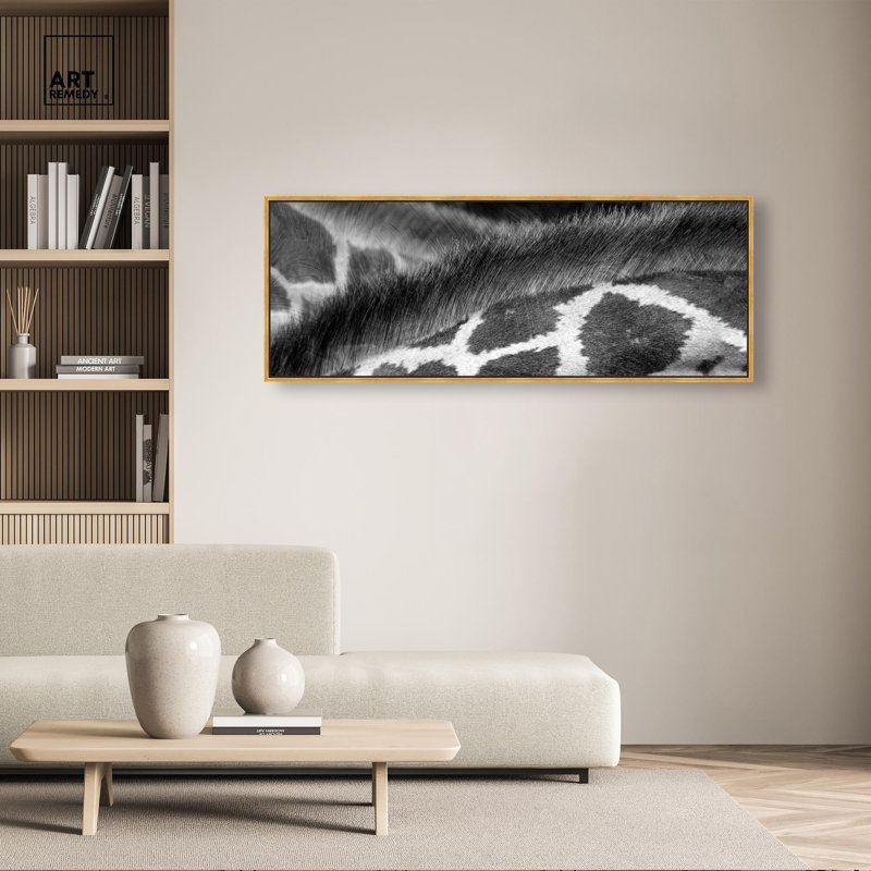 Girafe sur toile, Cadre flottant doré, H 21 po x l 55 po