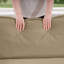 Velours côtelé brun clair avec deux chaises simples - créant une zone de confort dans la chambre à coucher et le bureau