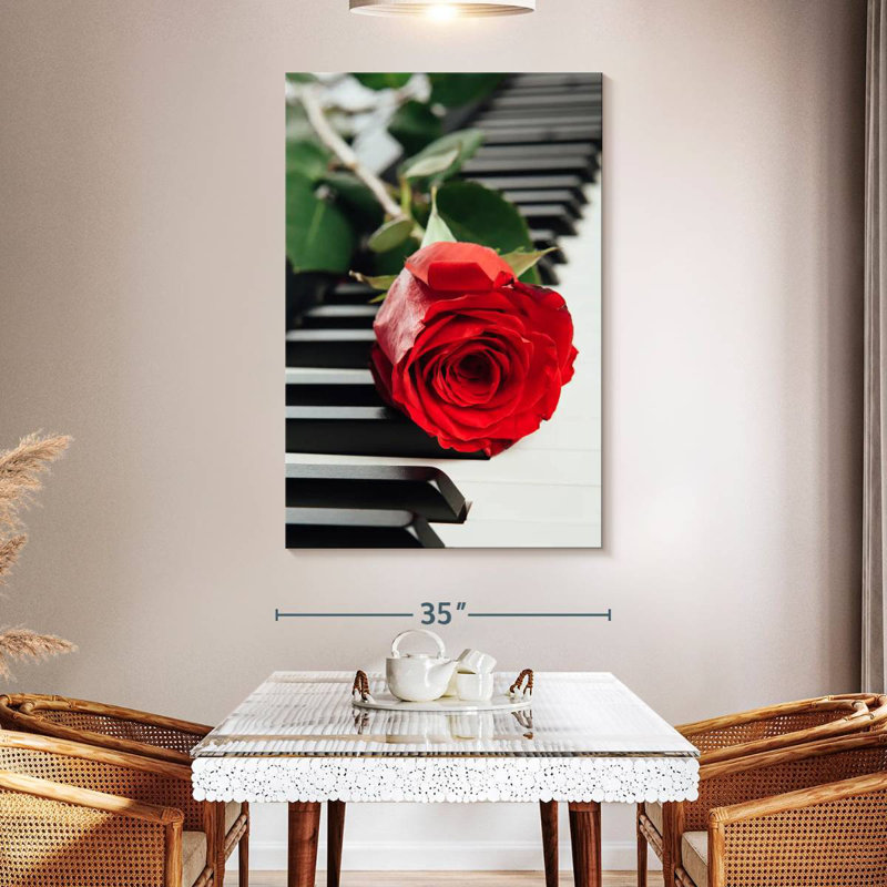 Hardie, rose rouge sur piano, H 39 po x l 26 po
