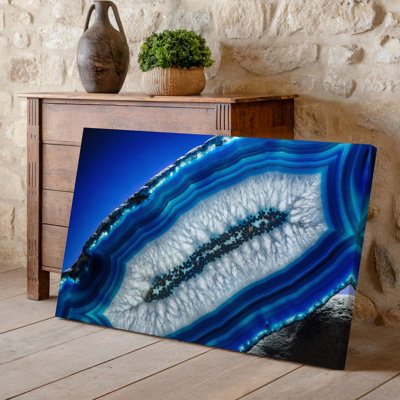 Toile d'un superbe plan rapproché d'une formation minérale mettant en vedette des couches complexes d'art agate bleue translucide avec une magnifique toile murale blanche