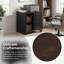 Table d'appoint avec rangement, comprenant une armoire à persiennes et deux paniers en osier tressé-327330465