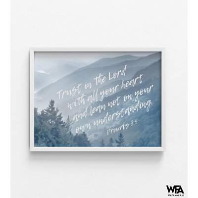 «Trust in the Lord» par Lori Deiter, Proverbes 3: 5, affiche encadrée forêt, art mural bois bleu nature, décoration murale chalet d'été
