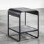 Table de bout avec cadre en métal industriel moderne avec finition gris béton, cadre noir, bords courbés, 1 compartiment ouvert pour le rangement de petits objets, 16 po de profondeur, 18 de largeur, 21 de hauteur et de surface, détails,