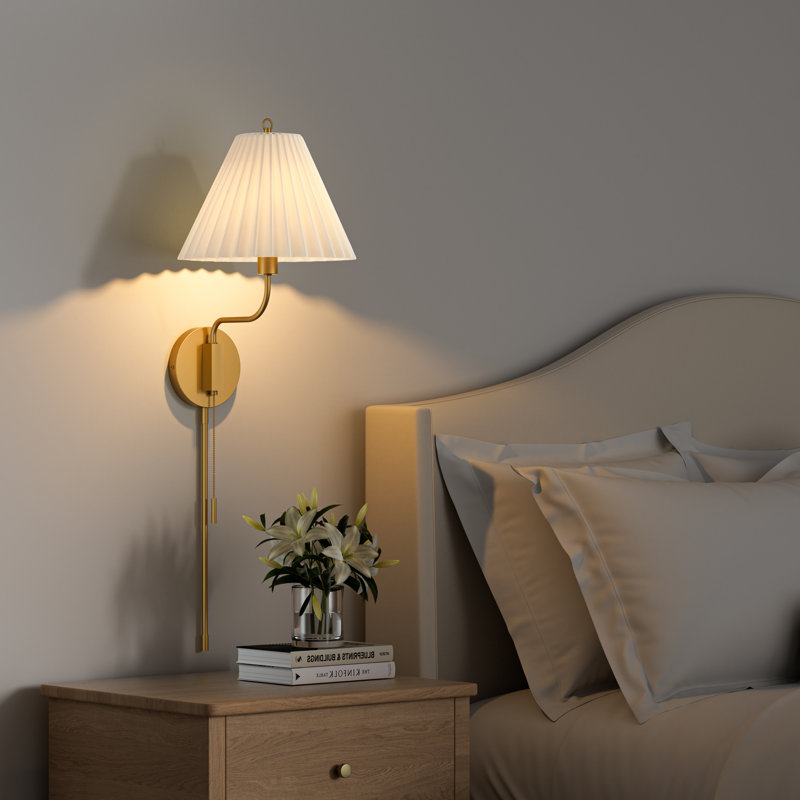 Applique murale dorée 1 lumière avec abat-jour en verre côtelé opale