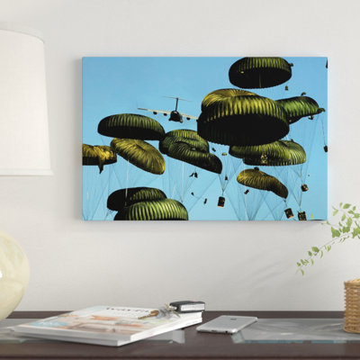 «A US Air Force C-17 Globemaster III Airdrops Pallets to Port-Au-Prince» par Stocktrek Images - reproduction de photo sur toile tendue
