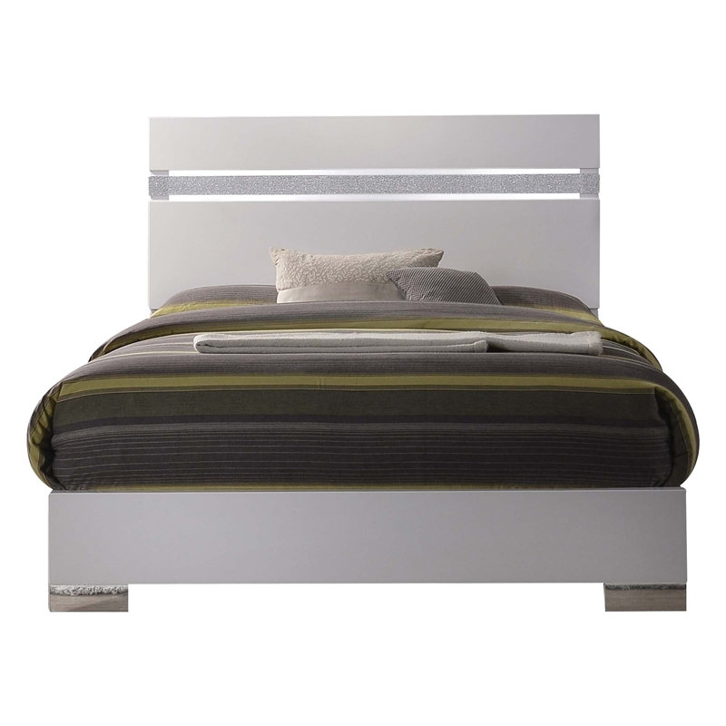 Grand lit sophistiqué au design moderne pour une chambre à coucher élégante