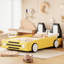 Lit plateforme jaune en forme de voiture de course simple avec construction robuste et roulettes - voiture de repos élégante et stable offrant un sommeil relaxant-1102548803