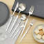 Ensemble de couverts 24 pièces en acier inoxydable 18/10 304 avec finition satinée moderne, service pour 4 couteaux, fourchettes et cuillères inclus
