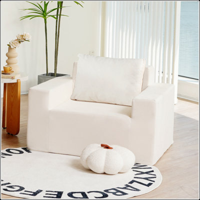 Canapé confortable en mousse avec coussin pour différentes pièces, améliorant l'espace de vie et procurant une détente ultime.