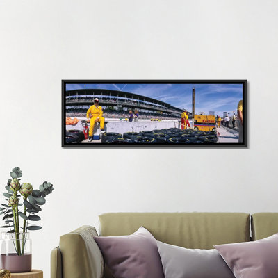 «Motor Car Racers Préparing for a Race, Brickyard 400, Indianapolis Motor Speedway, Indianapolis, Indiana, États-Unis», reproduction de photo sur toile