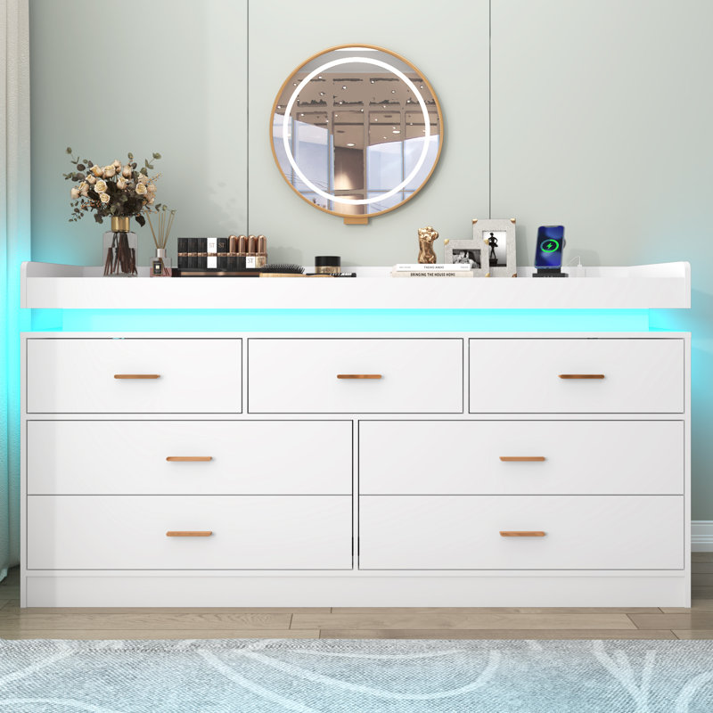 Commode 7 tiroirs 55,13 po avec lumière DEL, douilles, port de type C et port USB, Blanc