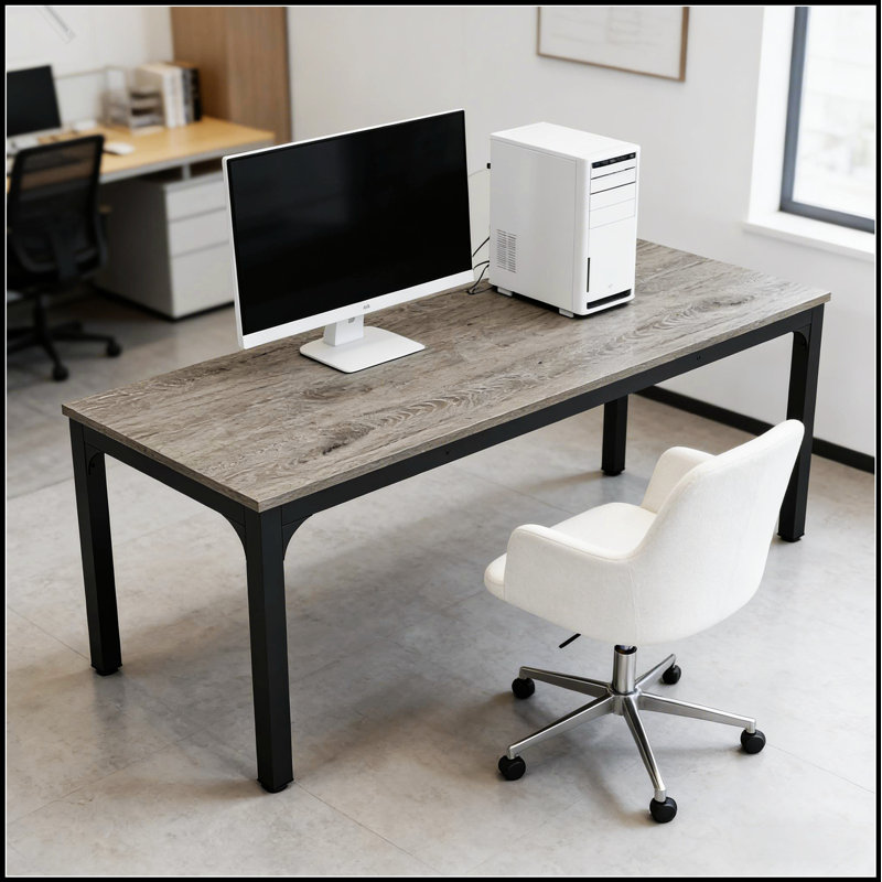 Bureau d'ordinateur spacieux avec panneau de fibres à densité moyenne durable et structure en fer, idéal pour les bureaux modernes et les salles de conférence.
