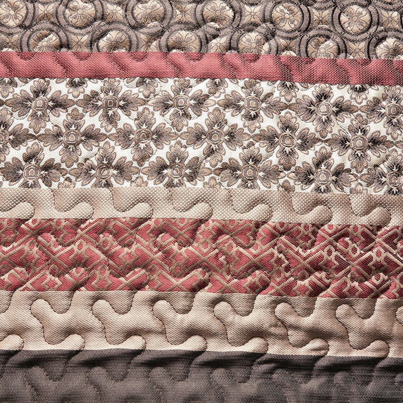 Literie traditionnelle rouge avec courtepointe et coussins 5 pièces, broderie double / grand