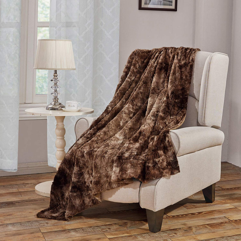 Oeste Throw Blanket