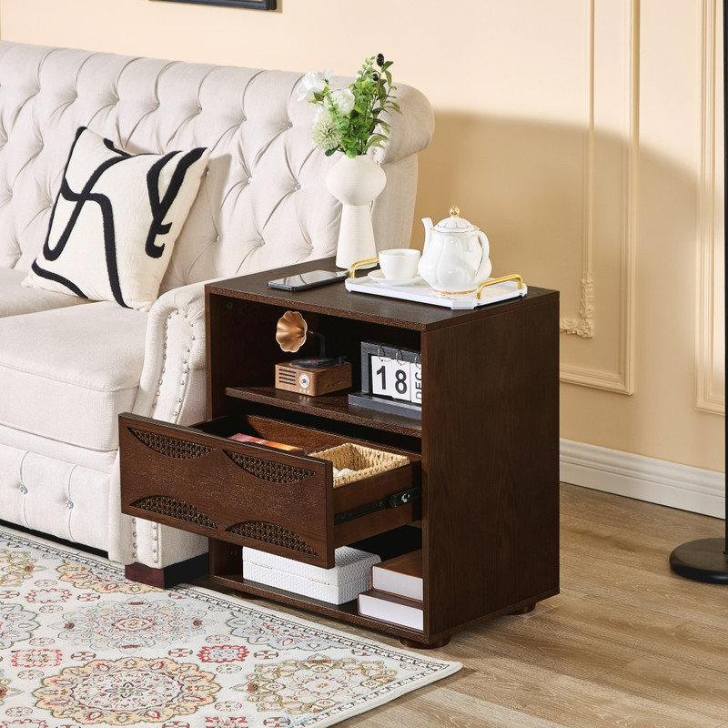Table de chevet noyer Mid-Century en rotin moderne, table de bout de ferme avec station de charge, ports USB, trou de sortie, rangement ouvert et tiroir, 4 bases en bois massif pour la chambre à coucher