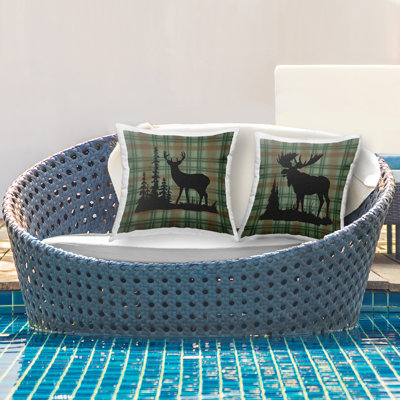 Ensemble de 2 coussins décoratifs d'extérieur imprimé animaux de la forêt sur fond tartan par Jacki Frerichs