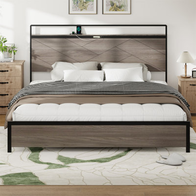 Structure de lit très grand avec finition gris antique, éléments garnis de bois manufacturé en métal, éclairage à DEL et option de charge, grand espace de rangement, cadre de configuration de chambre à coucher fiable et rapide, sections ornées,
