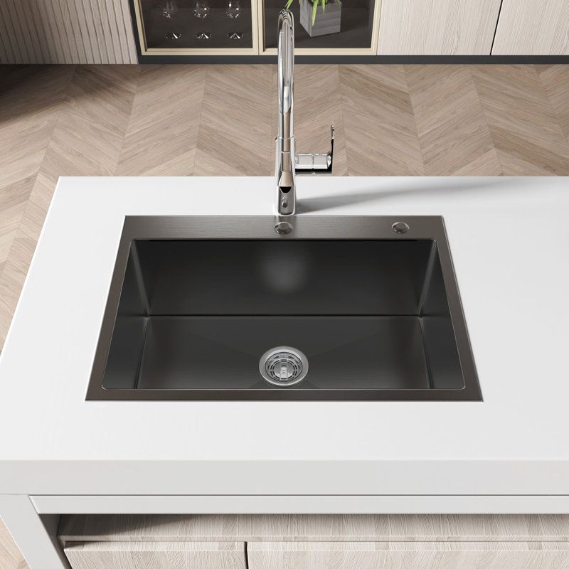 Lavabo encastrable rectangulaire en acier inoxydable 27 x 19 avec une texture lisse et un long évier de poste de travail moderne 27 po x 19 po dans une zone de préparation des aliments efficace