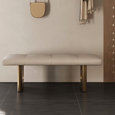 Long banc en cuir beige avec revêtement en bois et hall d'entrée moderne