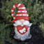 Gnome de jardin en magnésium tenant un cœur avec un nœud et un chapeau rayé rouge "The Valentinos"
