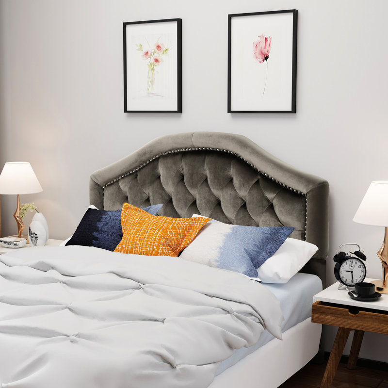 Tête de lit grand et grand lit en velours gris, raffinement à boutons accentué et tête de lit cloutée contemporaine avec détails élégants