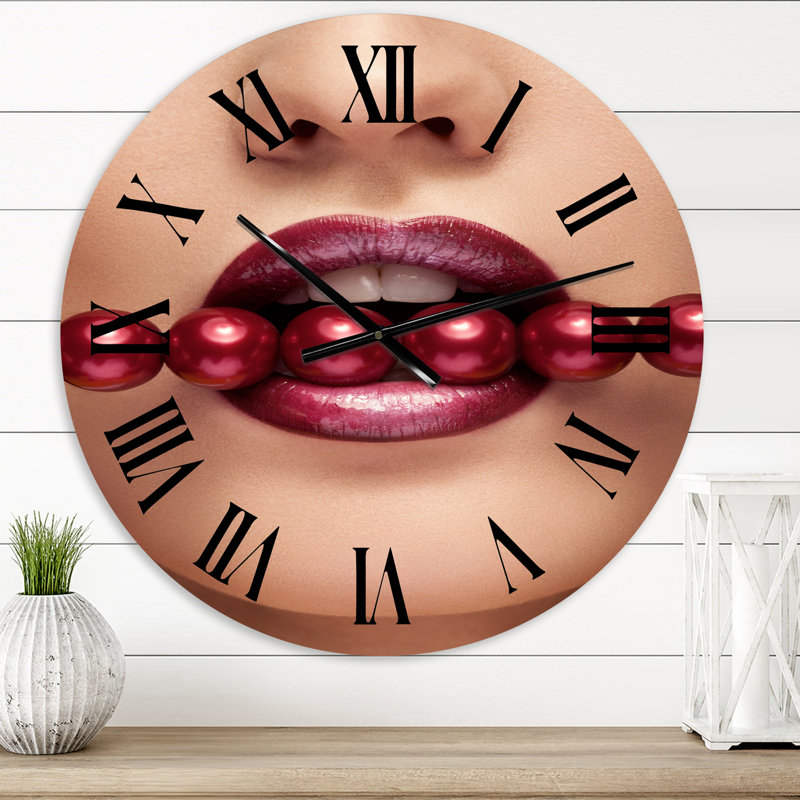Femme avec des perles rouges dans la bouche dans une pose sensuelle - horloge murale moderne, Petit