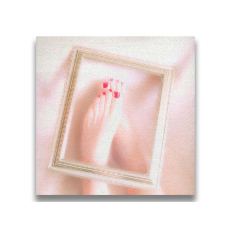 Doux pieds par Hal Halli. Estampe numérique, H 30 po x l 30 po, Toile tendue, Ne s’applique pas