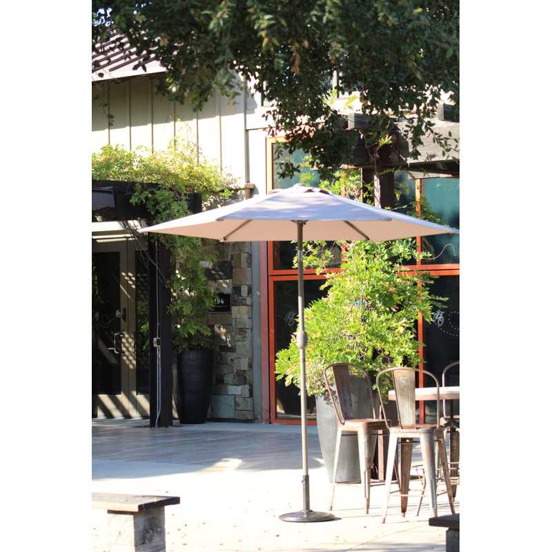 Parasol de patio à manivelle et inclinable en aluminium, L 108 po x P 108 po, Beige Polyester