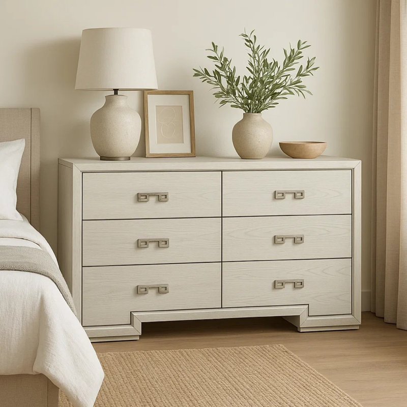 Commode large 6 tiroirs Basil, bois massif blanc rustique, doublure en cèdre