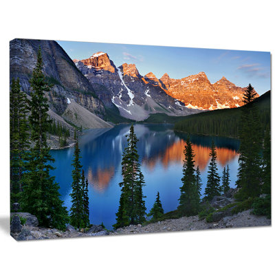 " Beautiful Moraine Lake Canada "