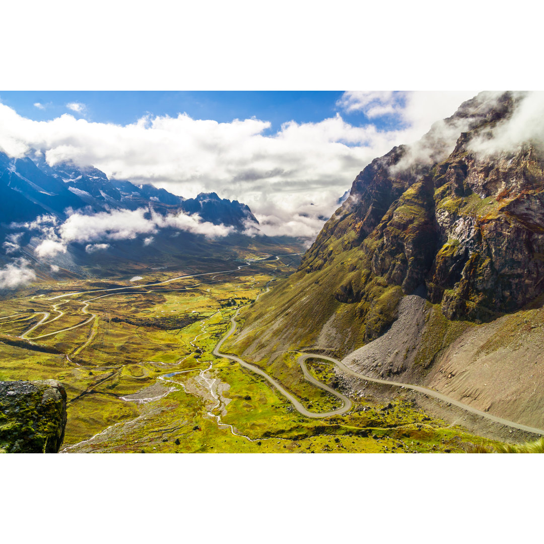 Leinwandbild Morgennebel über der Todesstraße in den Yungas von Bolivien