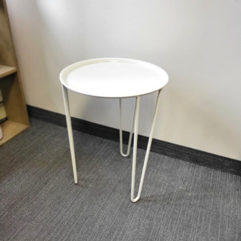 Table en métal avec pieds en épingle, H 18 po x l 14 po x P 14 po