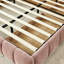 Lit confortable très grand avec tiroir de rangement rose - Confort moderne recouvert d'une chambre à coucher soignée-322354062