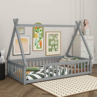 Lit simple en forme de tente Montessori avec garde-corps de sécurité et entrée ouverte