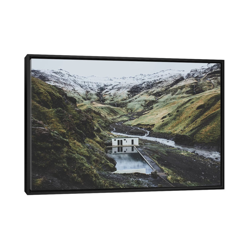 Seljavallalaug, Islande par Luke Anthony Gram - impression sur toile tendue, H 18 po x l 26 po x P 1,5 po, Pas de tapis