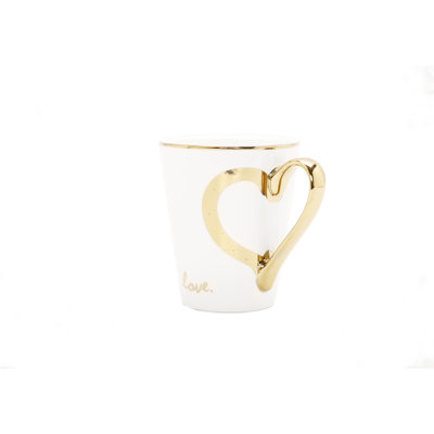 Tasse blanche avec poignée en forme de cœur