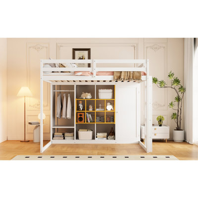 Lit mezzanine pleine grandeur avec tablettes colorées et unités de rangement, garde-corps à lattes robustes, adaptable à différentes solutions en bois de dimensions différentes, structure sécuritaire, escalier, bon pour les petits