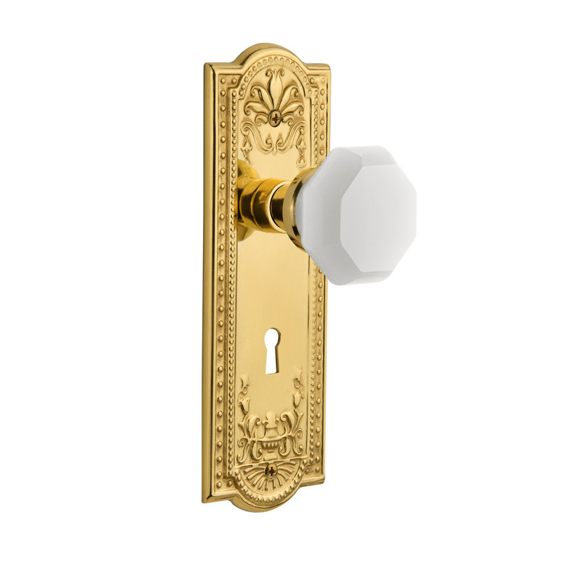 Assiette Meadows avec trou de serrure décoratif et bouton blanc Waldorf, Laiton poli, 2 3/4 po