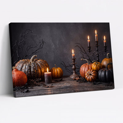 Citrouilles et bougies allumées sur toile en bois foncé, tableau d'Halloween
