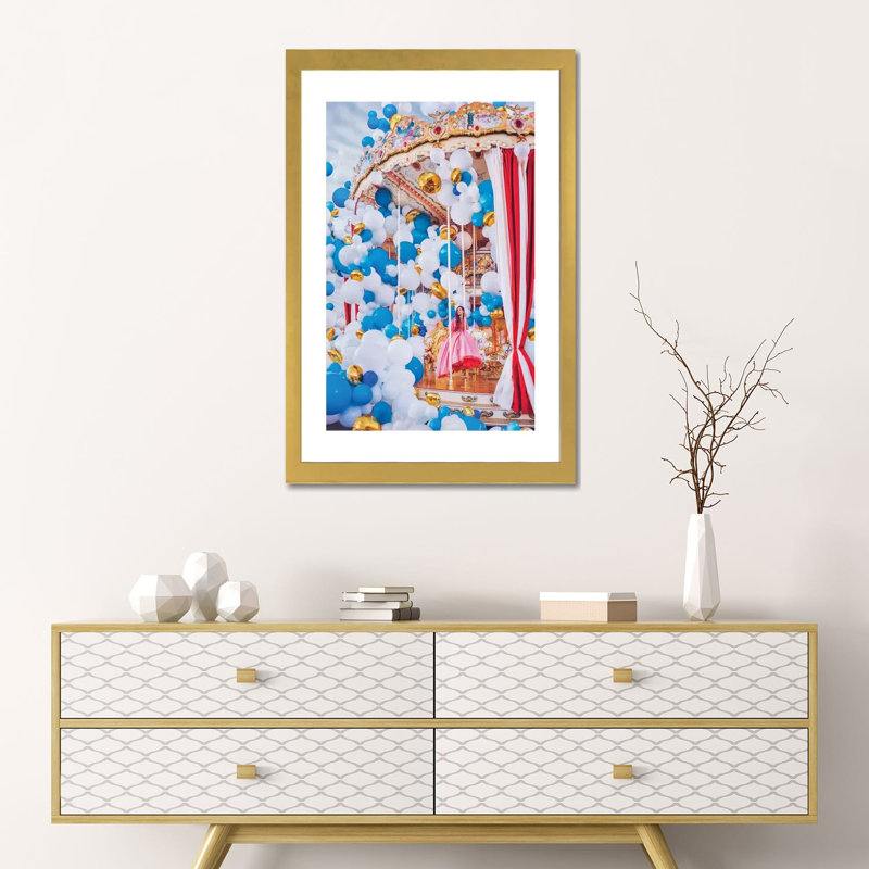 Carrousel de Moscou par Hobopeeba-impression, H 24 po x l 16 po x P 1 po, Papier encadré doré, Blanc