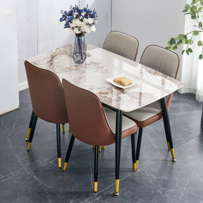 Ensemble de table et de chaises 48,4 x 28 pouces en pierre frittée blanche - 4 chaises de salle à manger en tissu épissé brun et gris clair.