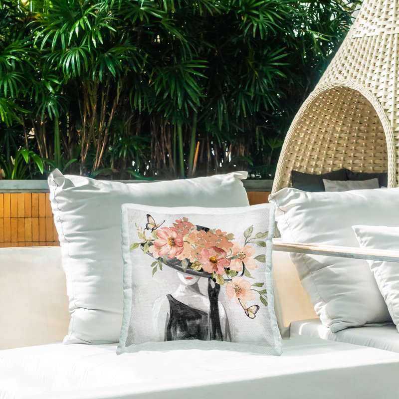 Coussin décoratif imprimé floral rose avec chapeau rose par Nan