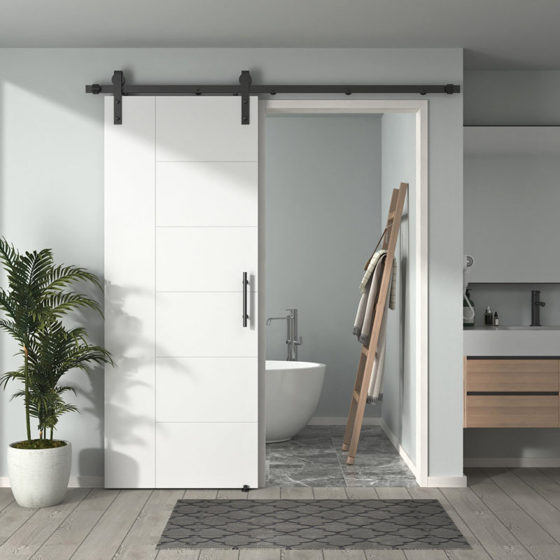 Porte de grange coulissante pré-assemblée 28 po x 80 po avec porte quincaillerie noire tout-en-un 5 pi, conception affleurante Berkley, noyau solide, apprêté blanc, avec rail monobloc, avec poignée et serrure