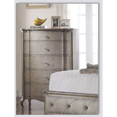 Commode Chelmsford à finition taupe antique avec cinq tiroirs spacieux et des pieds courbés élégants, parfaits pour les intérieurs classiques et modernes.