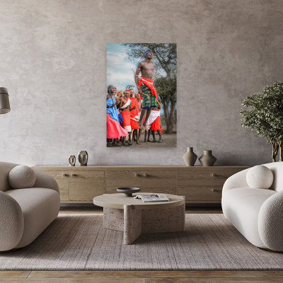 Impression d'art mural représentant un portrait coloré et vibrant de danse africaine traditionnelle en sautant